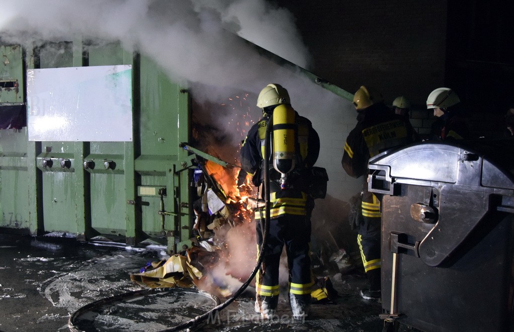 Feuer Papp Presscontainer Koeln Hoehenberg Bochumerstr P233.JPG - Miklos Laubert